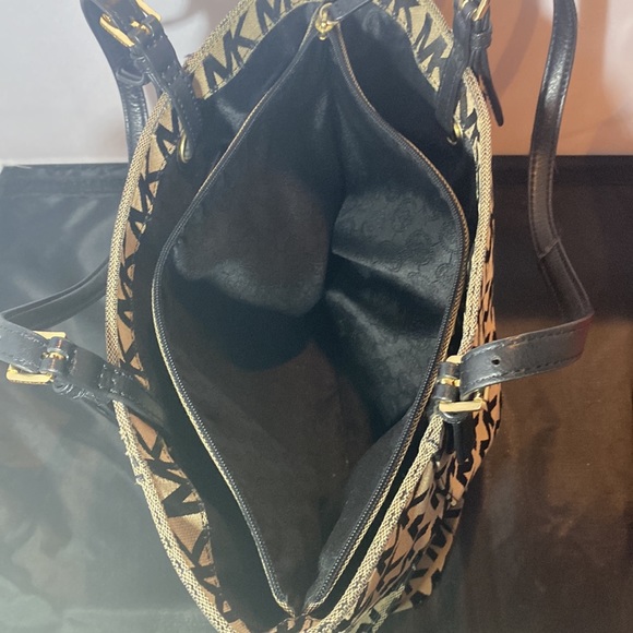 Michael Kors hand bag and wallet. - Picture 7 of 9